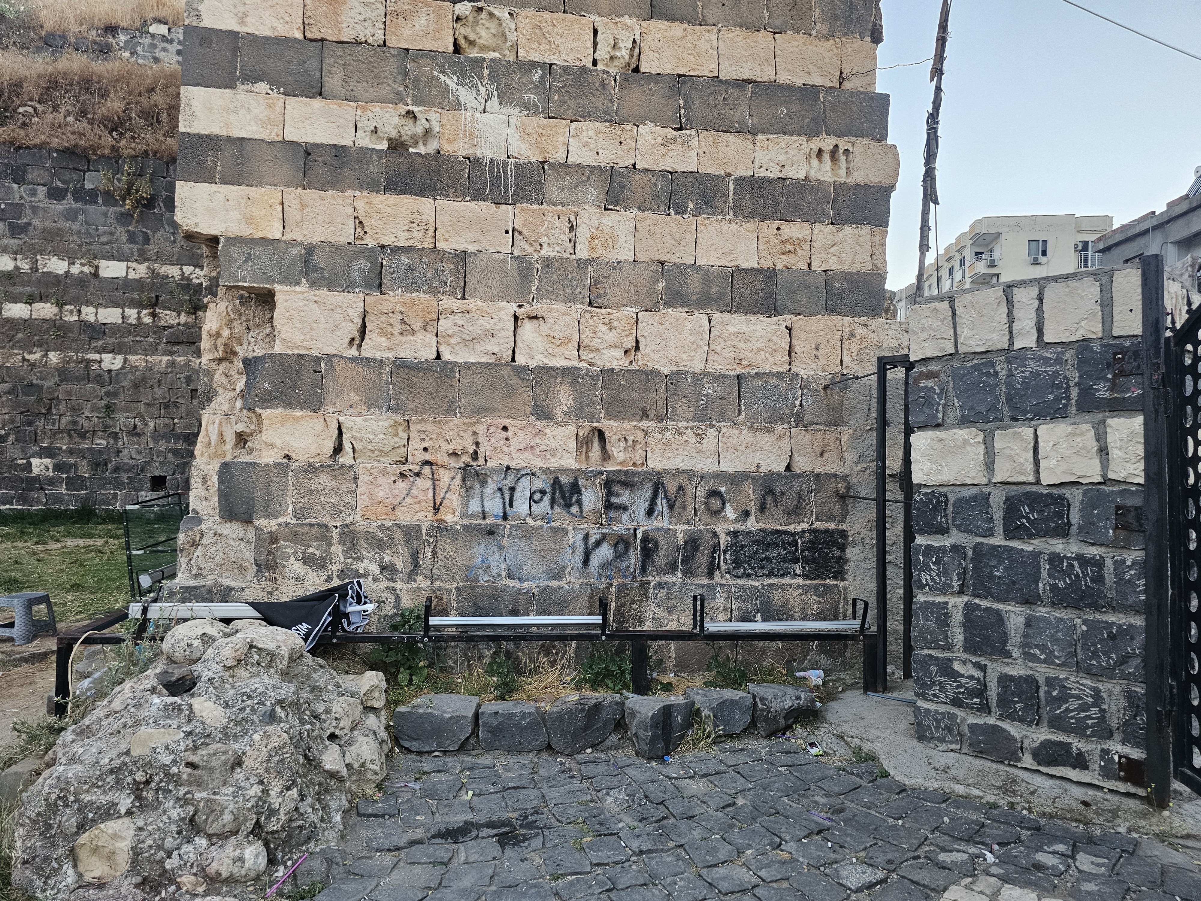 Tarihi Cizre Kalesi’ne Sprey Boyalı Vandallık Görenlerin İçin Sızlattı