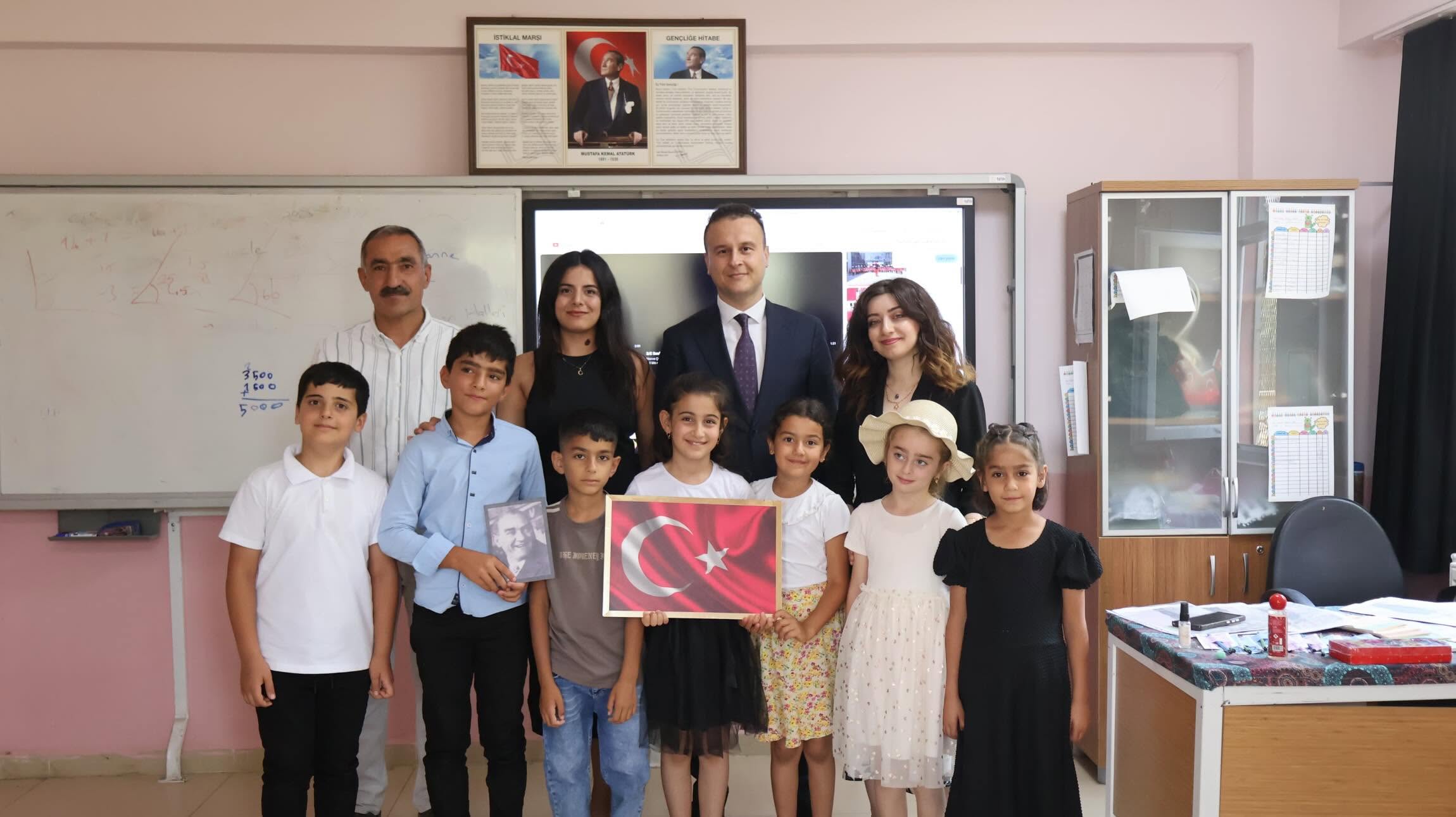 İdil Kaymakamı, Minik Öğrencilerin Karne Heyecanına Ortak Oldu