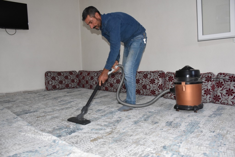 4 ÇOCUĞUNA HEM ANNELİK, HEM BABALIK YAPIYOR