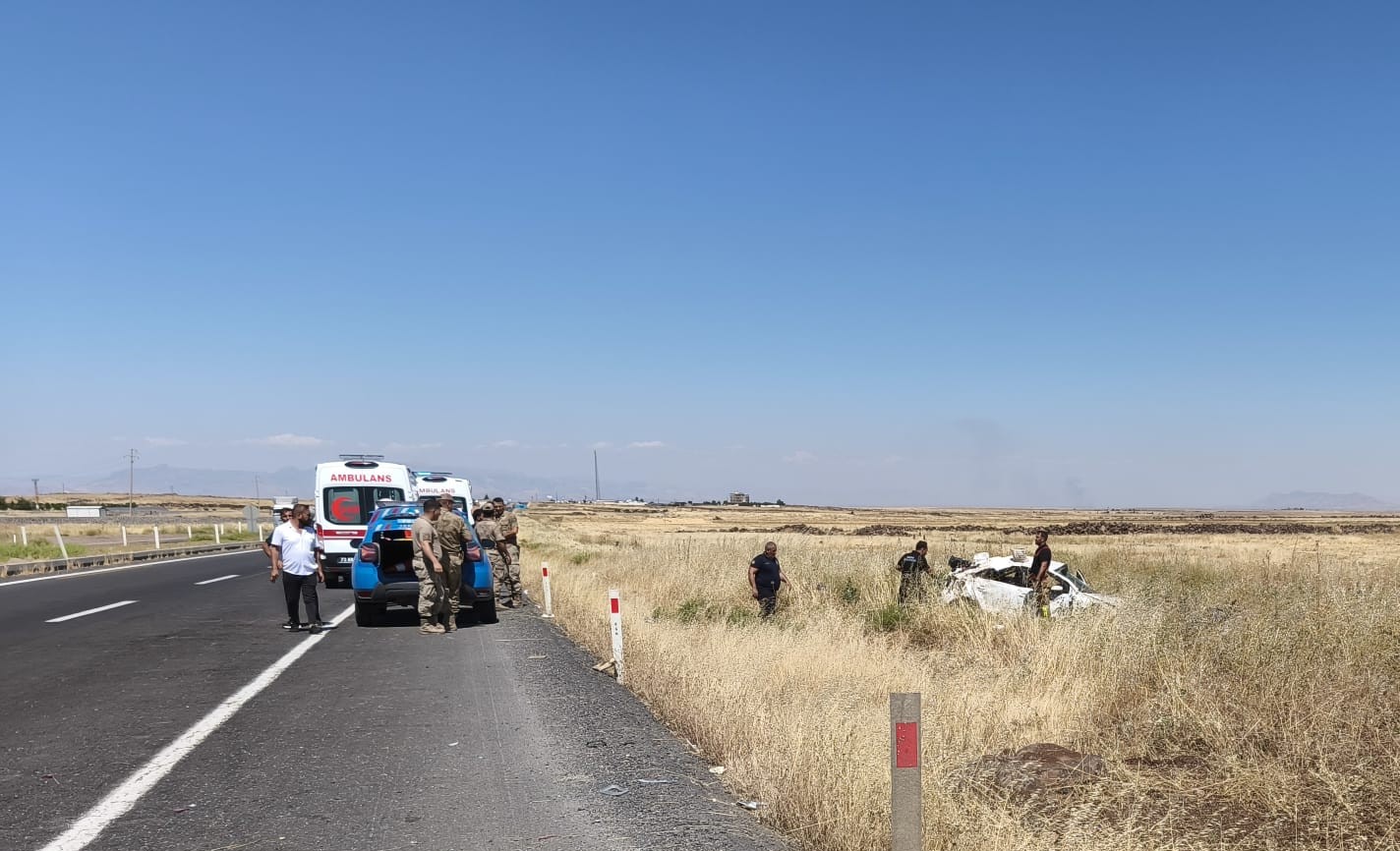 Cizre’de Otomobil Şarampole Devrildi: 1’i Bebek 5 Yaralı