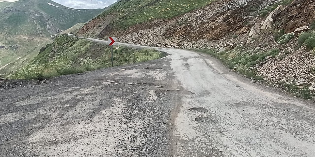 Uludere'de Tanin Geçidi Alarm Veriyor: Yol Çukurları Sürücüleri İsyan Ettirdi