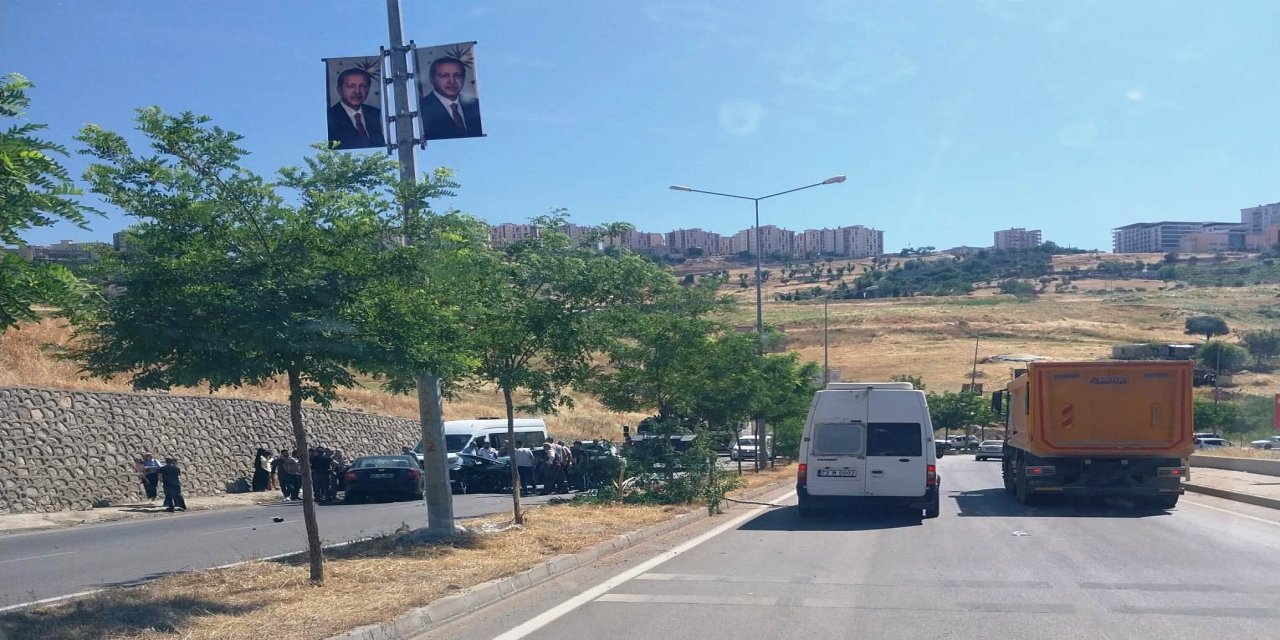 SON DAKİKA- Şırnak'ta feci kaza: Araç içinde sıkışan yaralılar için ekipler seferber oldu