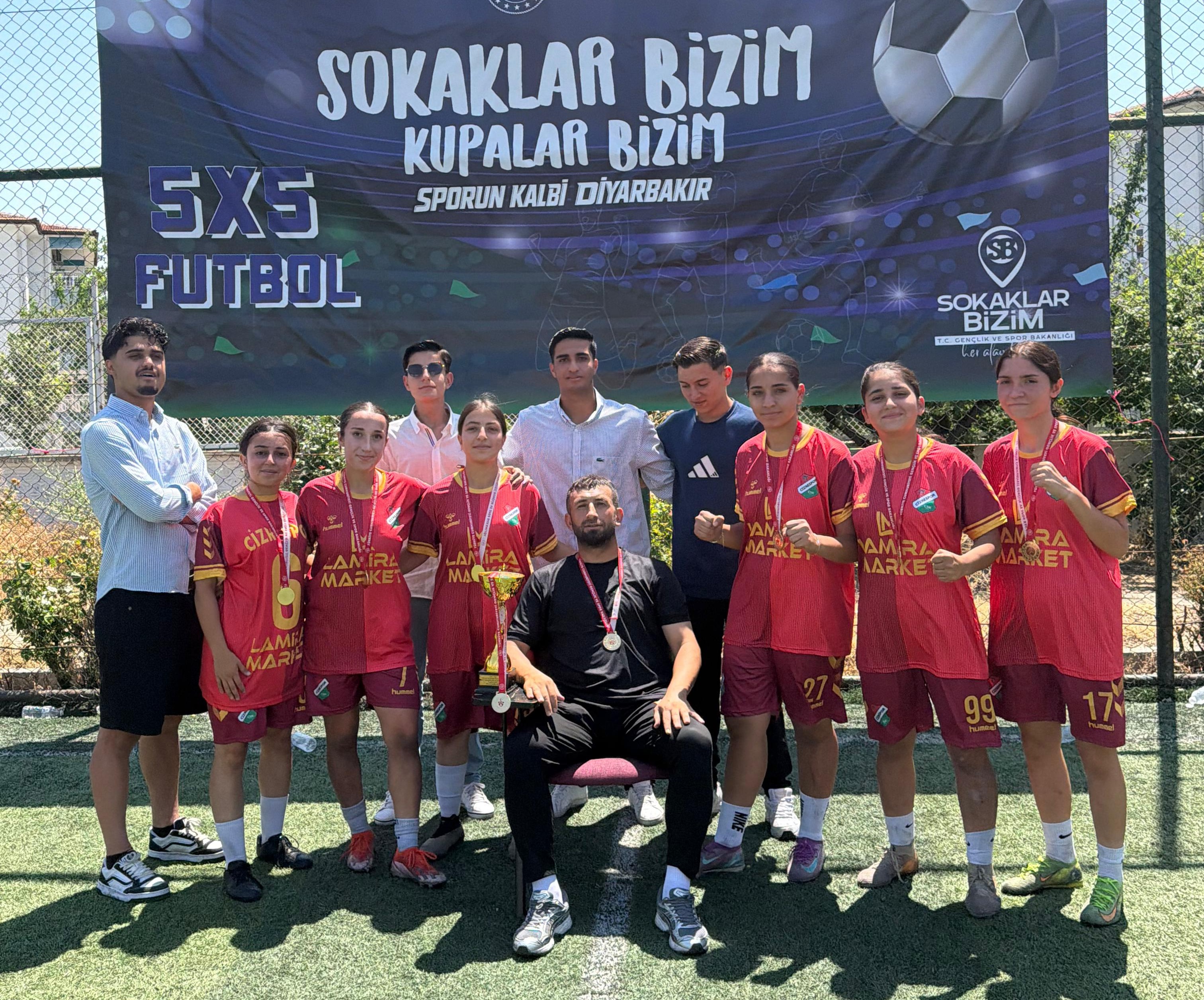 Bölge Şampiyonu olan Cizre Kadın Futbol Takımının hedefi Türkiye Kupası!