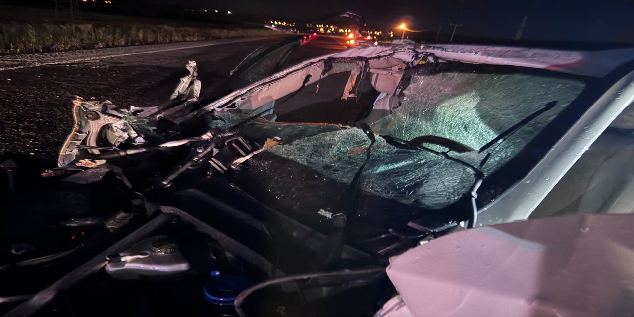Traktöre çarpan Mercedes hurda yığınına döndü: 4 yaralı