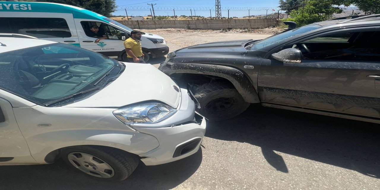 Şırnak Sanayi Sitesi Kavşağında Maddi Hasarlı Trafik Kazası