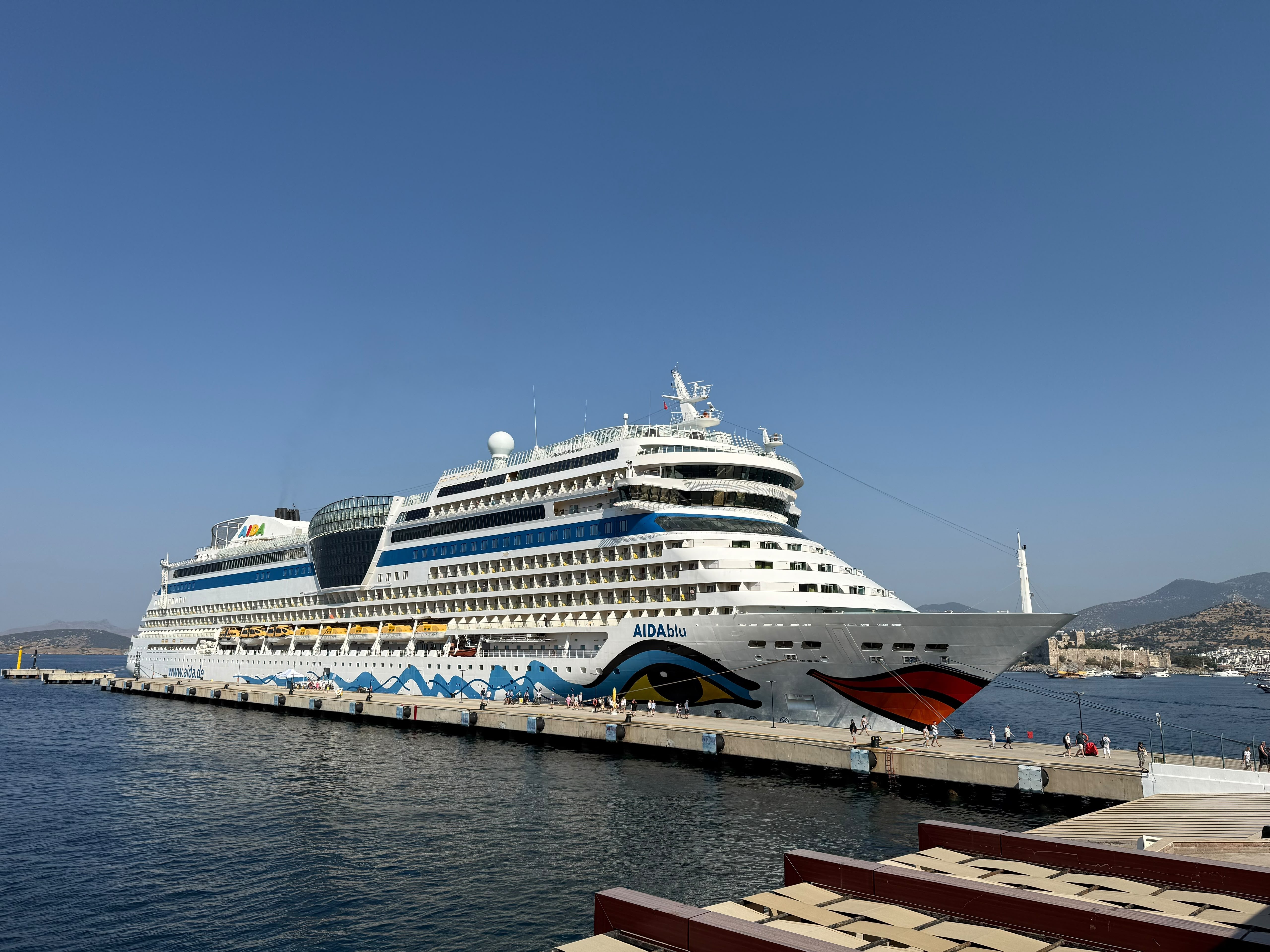 Alman turistleri taşıyan dev kruvaziyer Bodrum’a demirledi