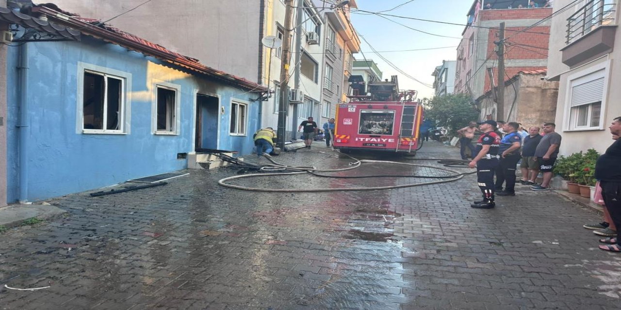 Küçükkuyu'da ev yangını: 1 kişi yaralandı