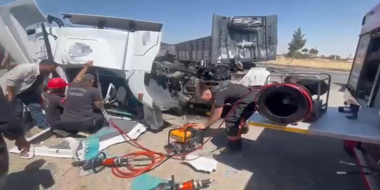 Şanlıurfa'da tır kamyonla çarpıştı: 1 ölü, 1 yaralı