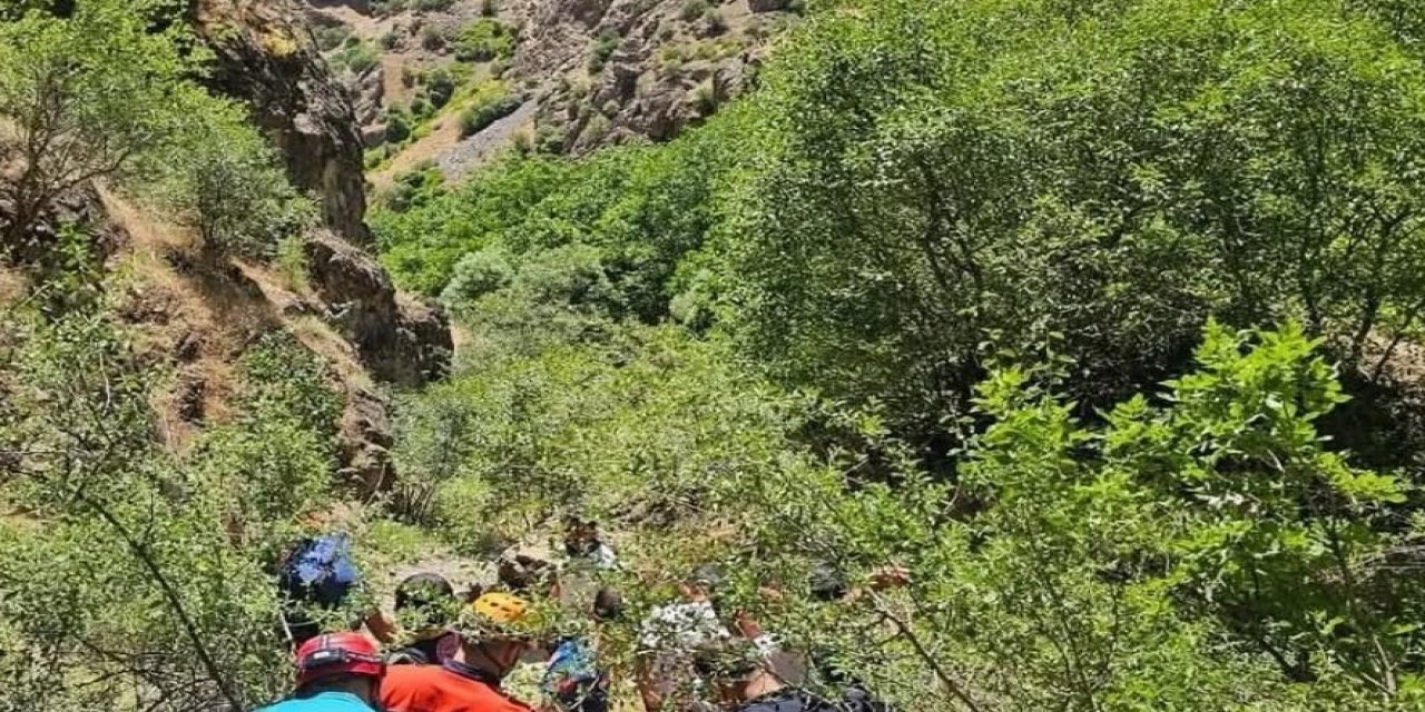 Şırnak'ta Kayalıklardan Düşen Vatandaş Ekiplerin Çabasıyla Kurtarıldı