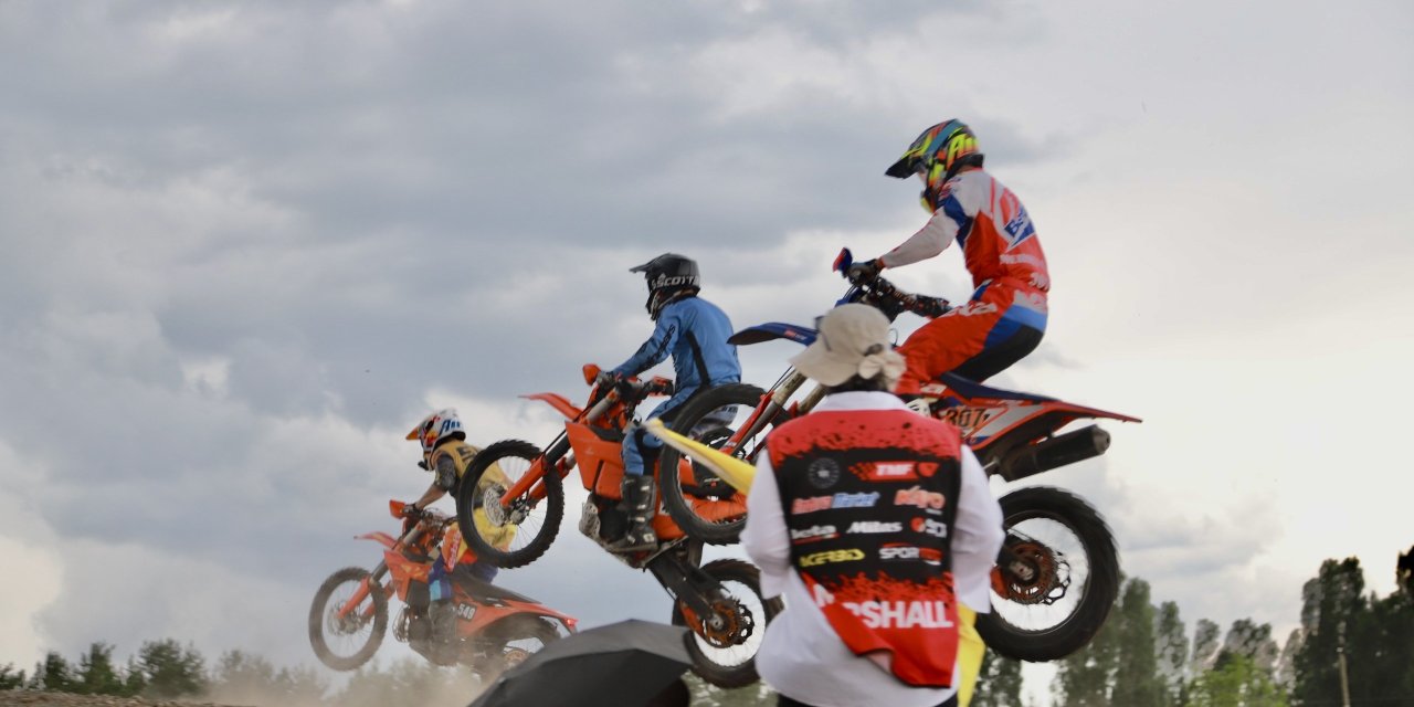Türkiye sınırları içindeki en yüksek rakımlı enduro yarışı Ağrı'da start aldı