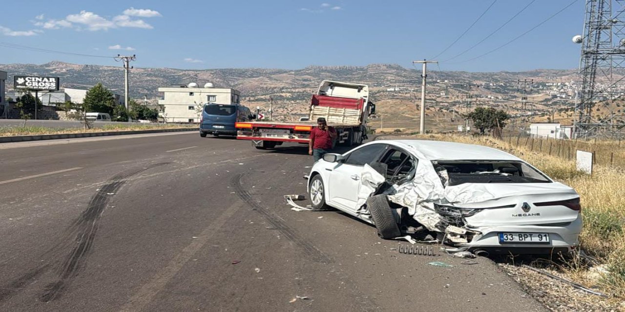 Şırnak'ta TIR ile otomobil çarpıştı: Maddi hasarlı kaza
