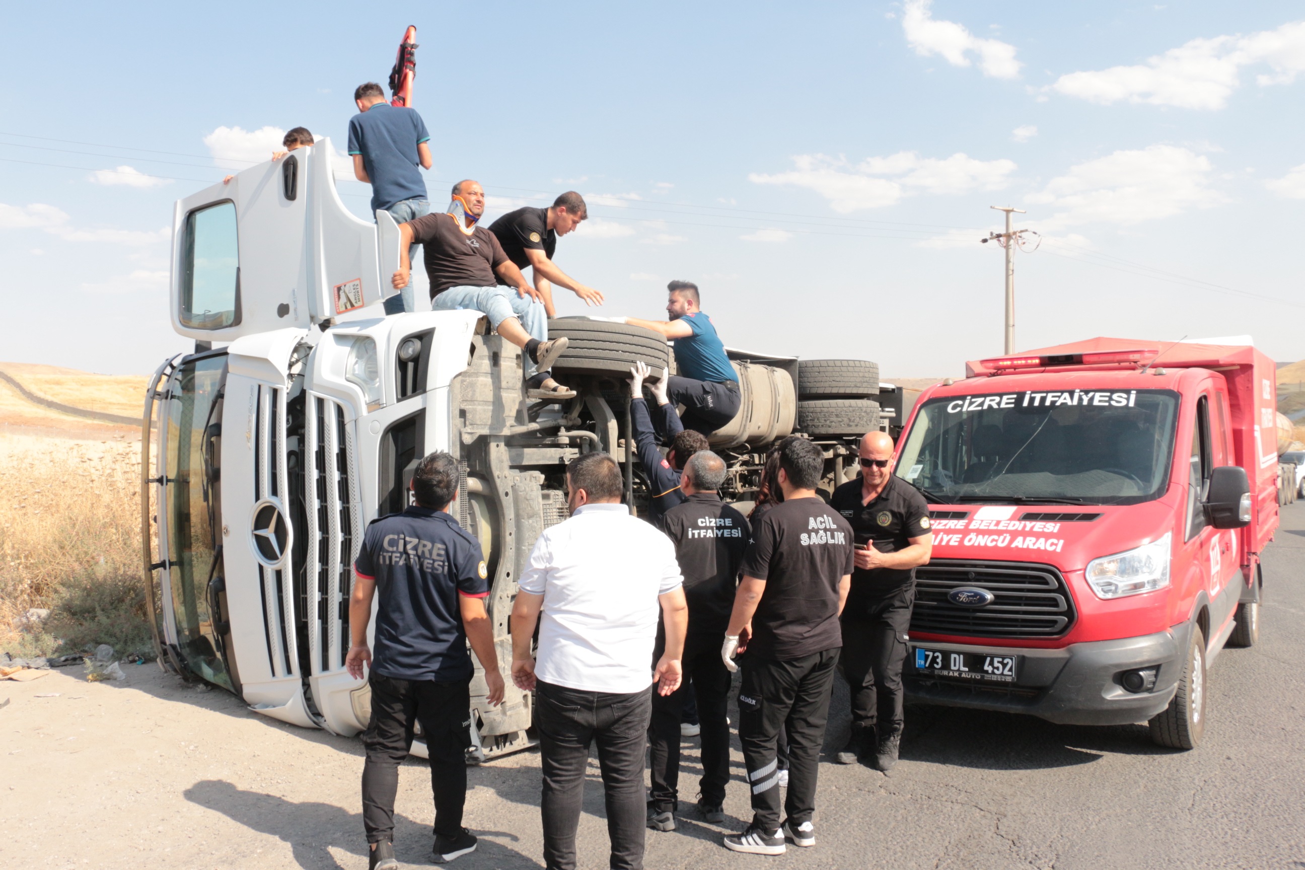 Cizre’de Virajı Alamayan Tır Devrildi: Sürücü Ölümden Döndü