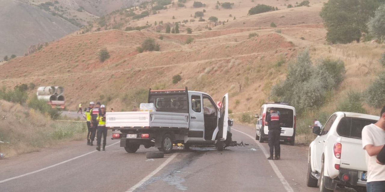 Kamyonetle otomobil çarpıştı: 1 ölü, 2 yaralı
