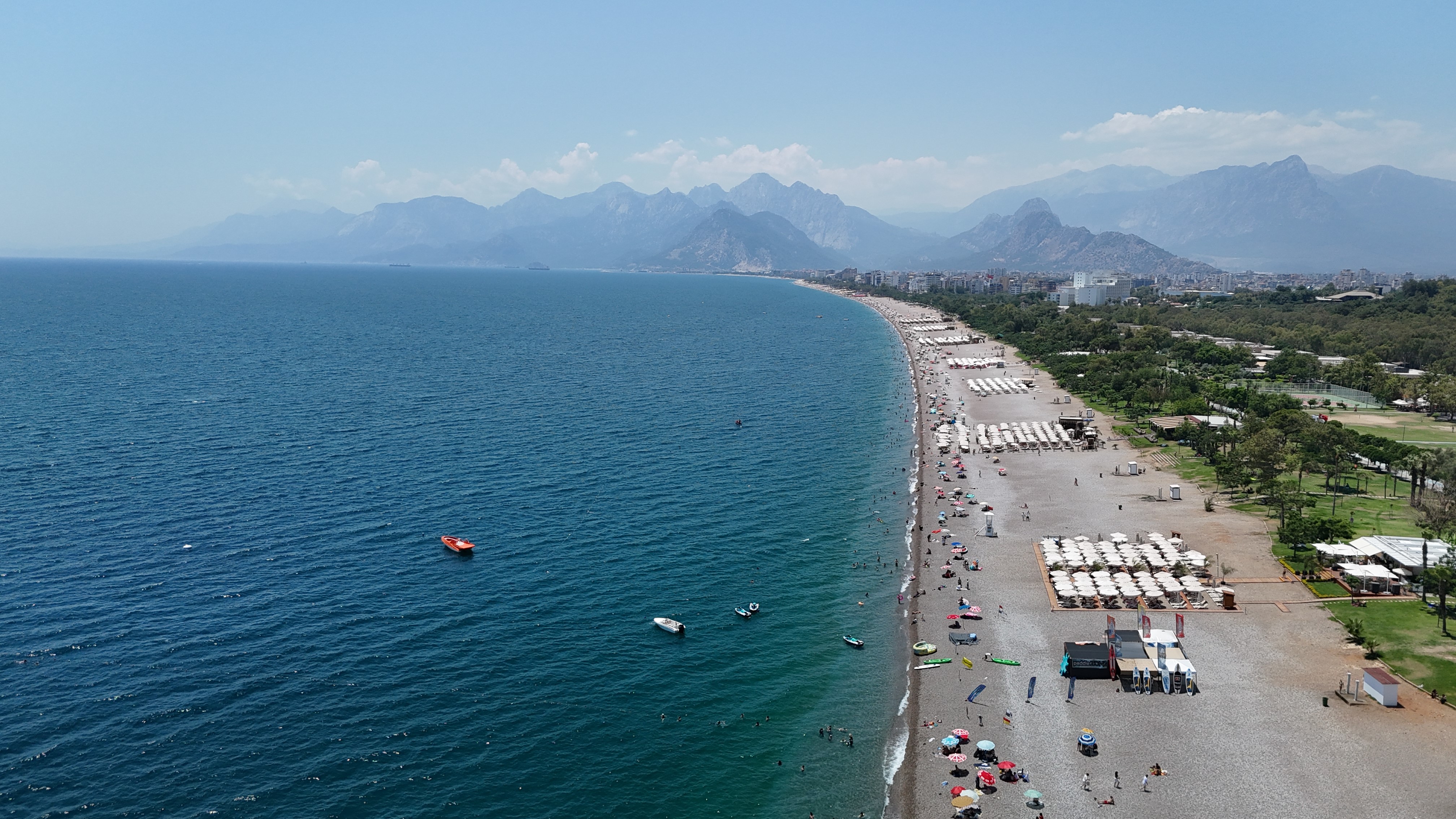 Antalya'da termometreler 38 dereceyi gösterdi, sahiller doldu