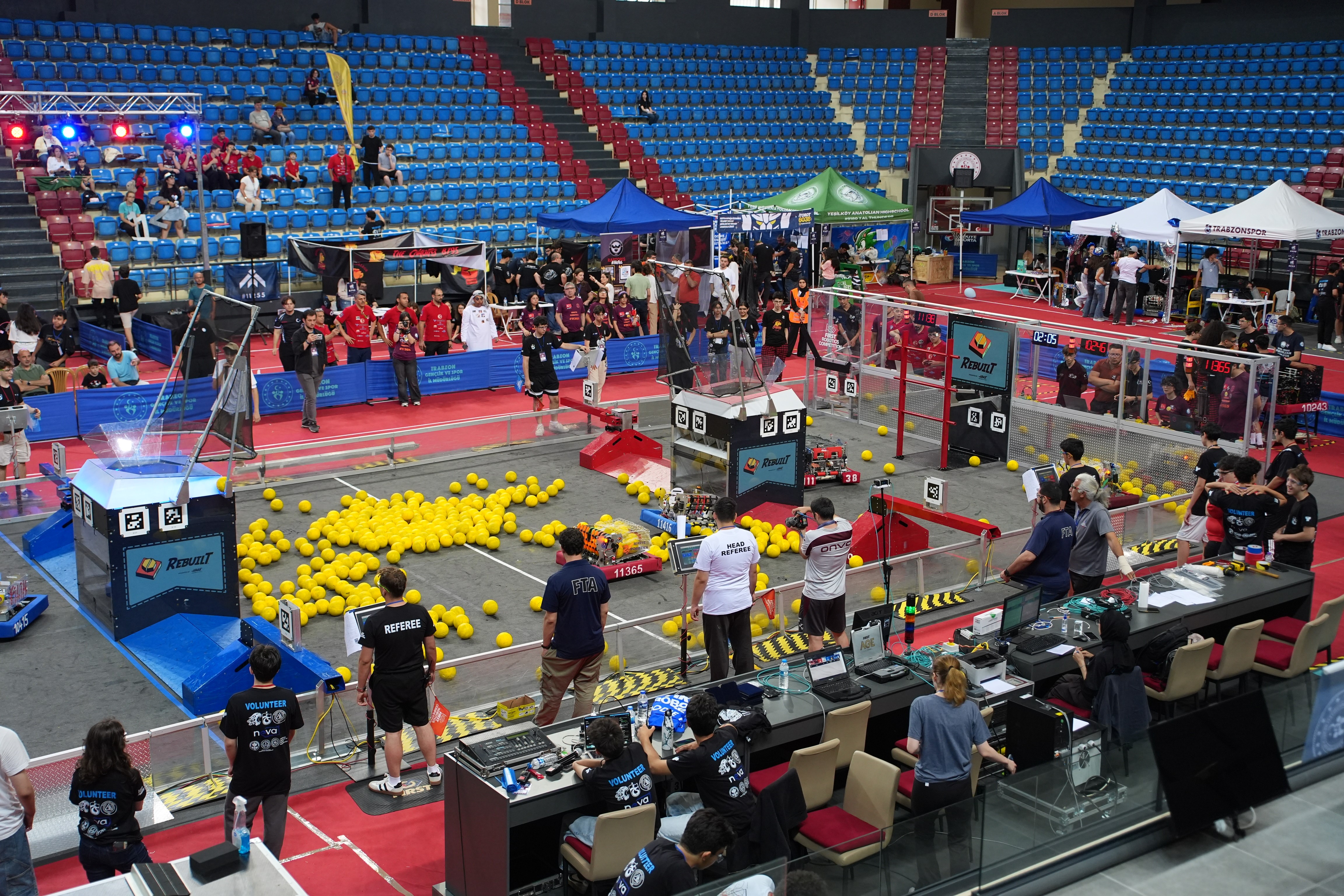 Robotlar spor salonunda yarıştı