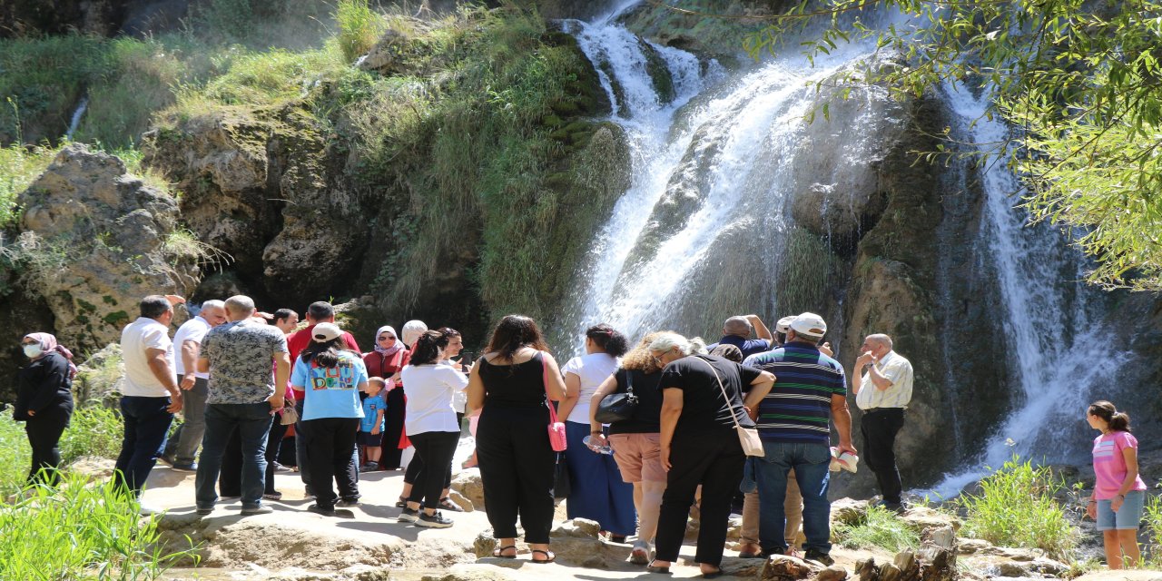 40 metreden dökülen buz gibi sular sıcaktan bunalanları ağırlıyor