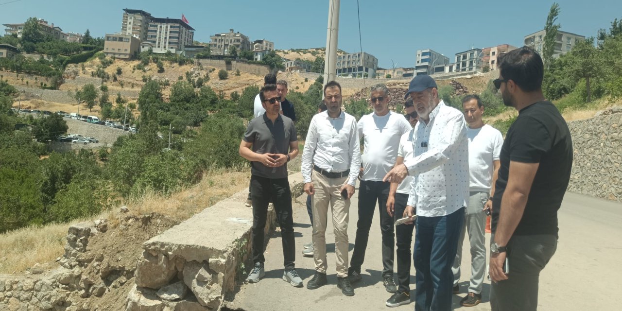 Başkan Mehmet Yarka'dan Pazar Mesaisi: Çöken Yolda İncelemelerde Bulundu