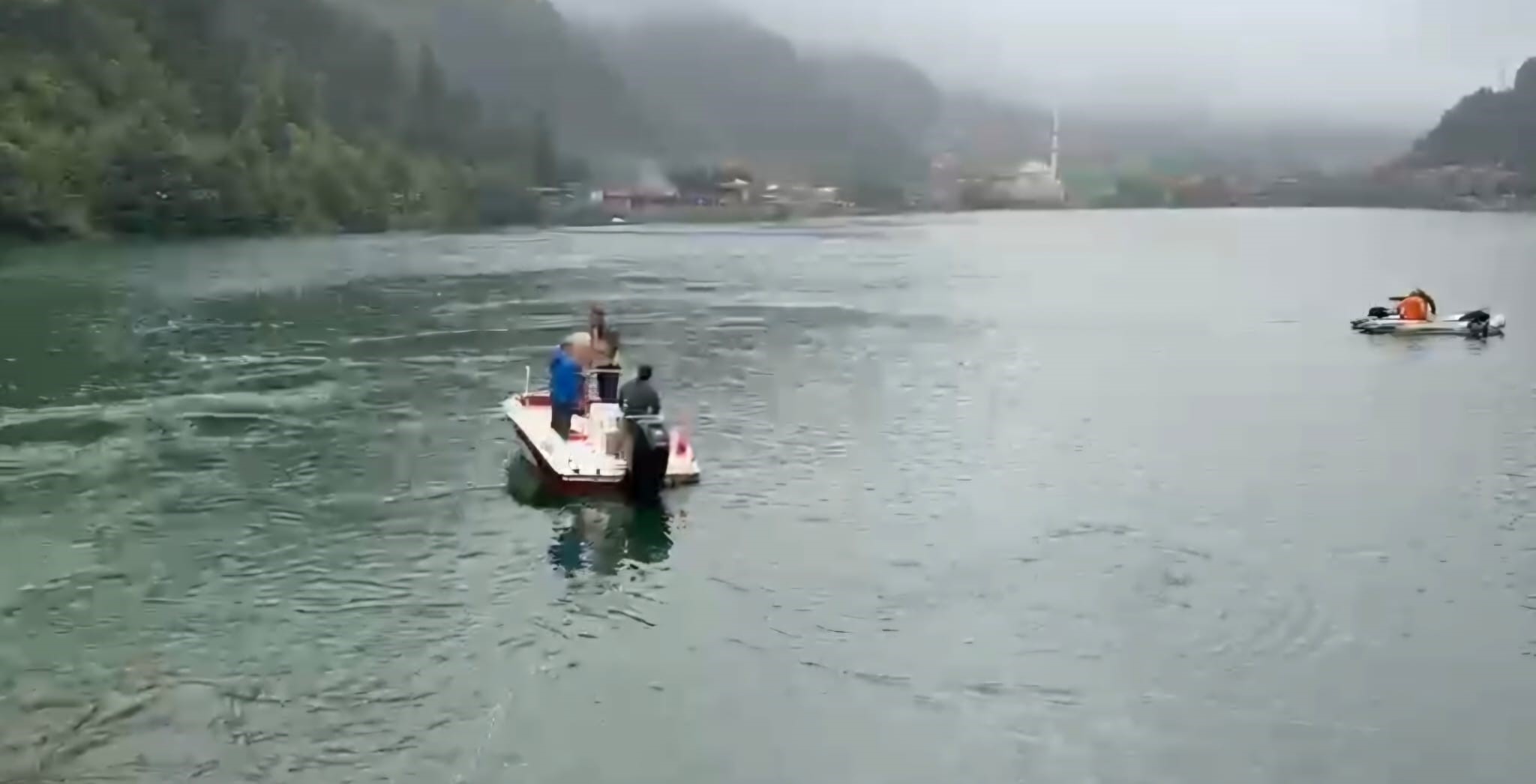 Uzungöl'e düşen çantayı kurtarmak isteyen Arap Turist suda kayboldu