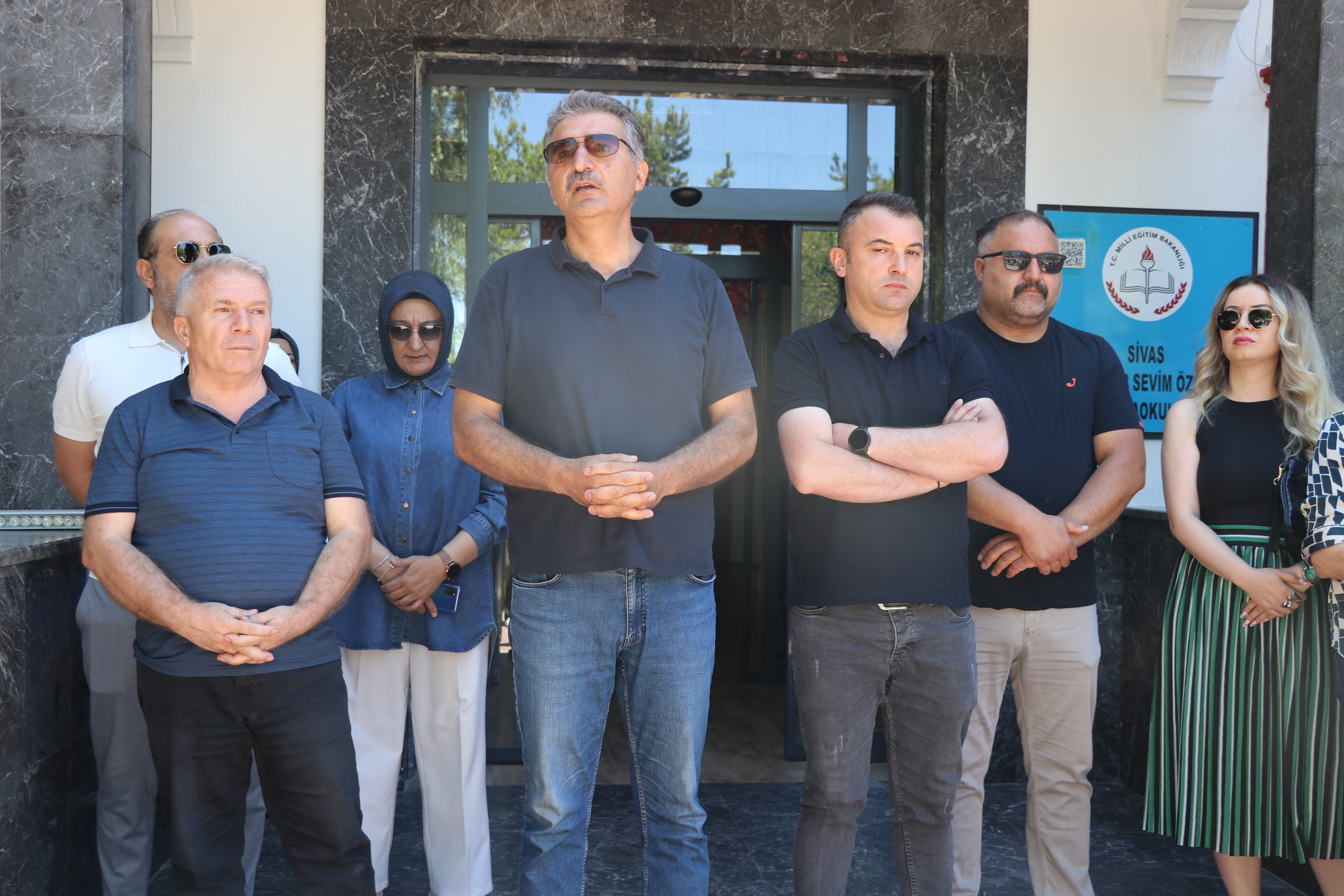 Eğitim kurumu konkordato ilan etti, veliler okul önünde toplandı