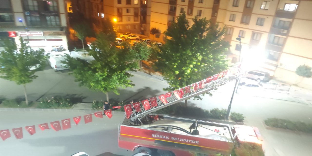 Şırnak'ta 15 Temmuz hazırlıkları: Caddeler Türk bayraklarıyla süslendi