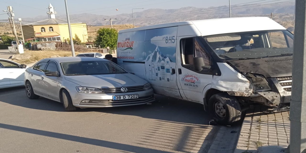 Uludere Yolunda Trafik Kazası: Araçlarda Maddi Hasar Oluştu