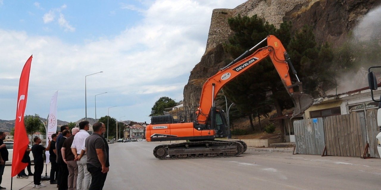 Tarihi Osmancık Kalesi çevresinde 98 riskli bina yıkılıyor: Bölge park ve sosyal yaşam alanı olacak