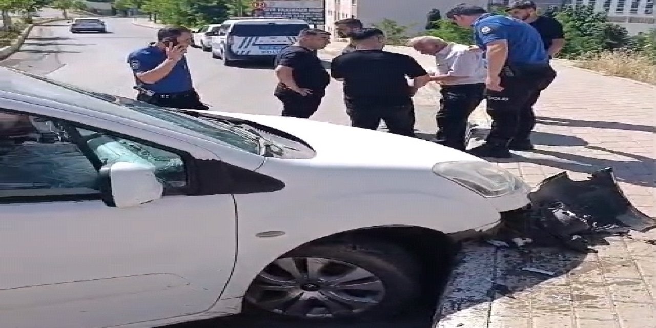 Şırnak'ta otomobil kaldırıma çıktı
