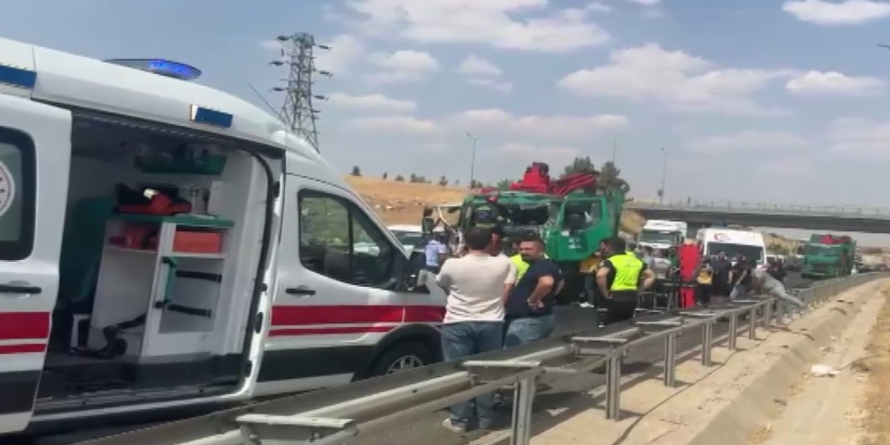 Tıra arkadan çarpan çöp kamyonunun sürücüsü ağır yaralandı