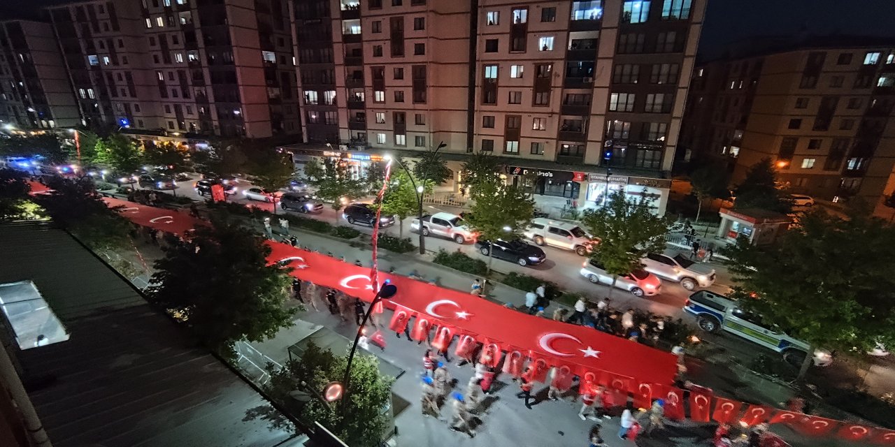 Şırnak'ta  Dev Türk Bayrağı ve Meşalelerle Yürüş Yapıldı