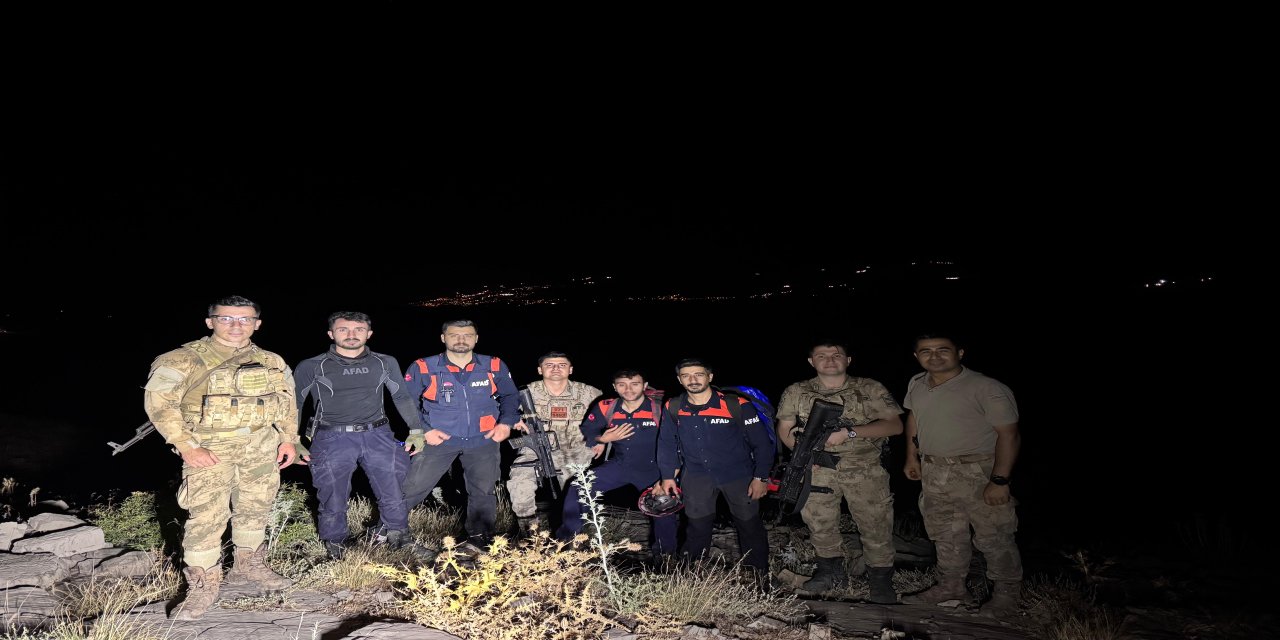 AFAD ve Mehmetçik, Şırnak'ta Dağda Mahsur Kalan 2 Mühendisi Kurtardı