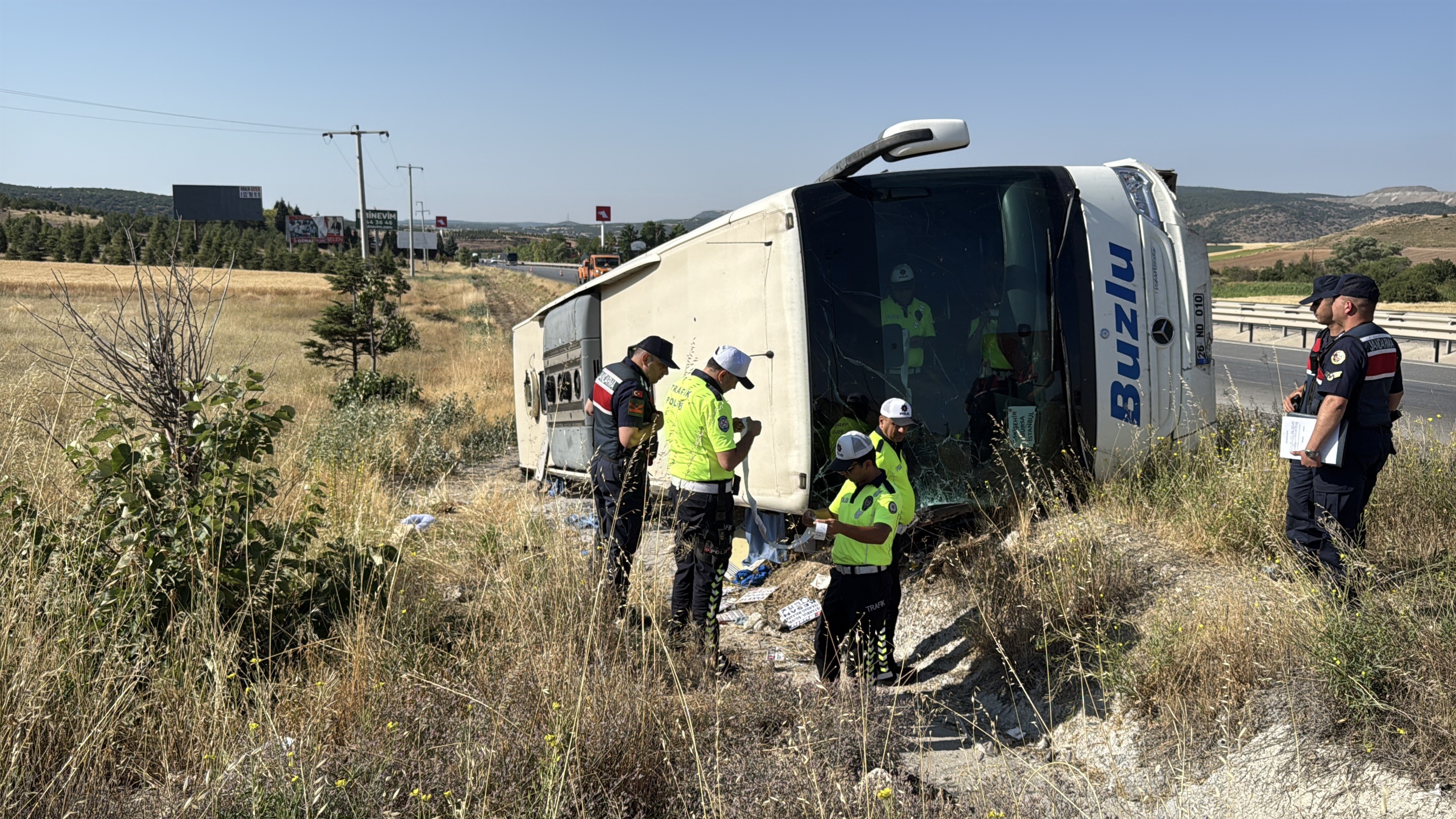 Yolcu otobüsü devrildi 24 Yolcu yaralandı