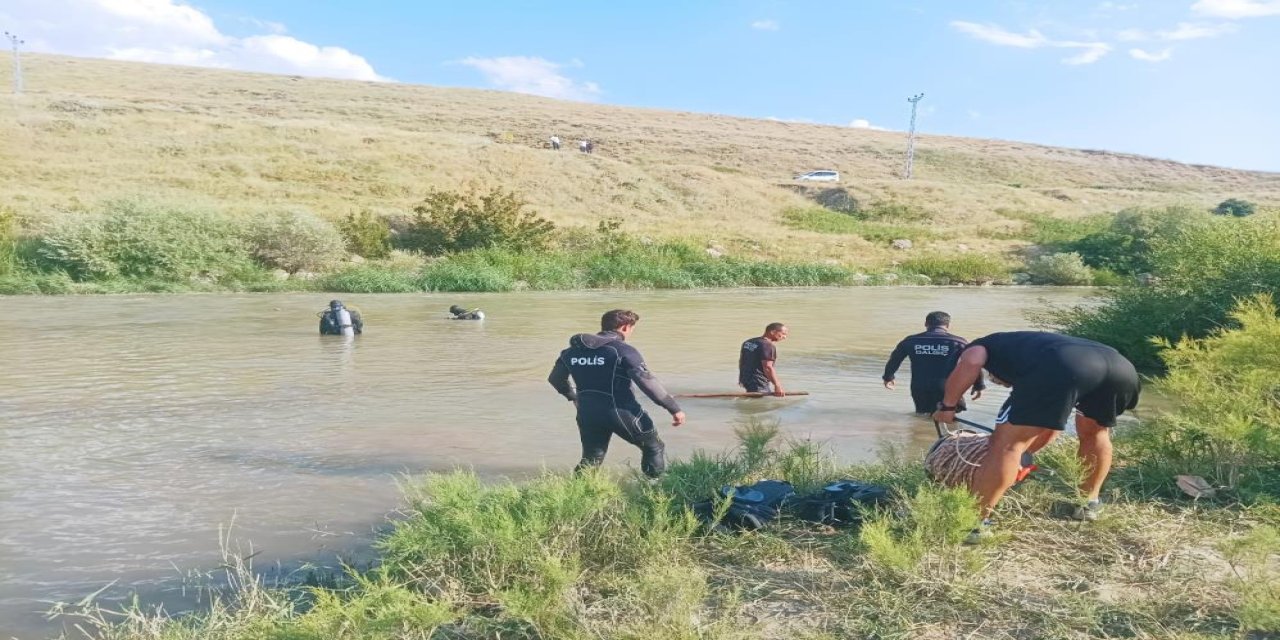 Bulanık'ta kahreden olay: Çaya düşen iki kardeşten biri yaşamını yitirdi, diğeri kayıp