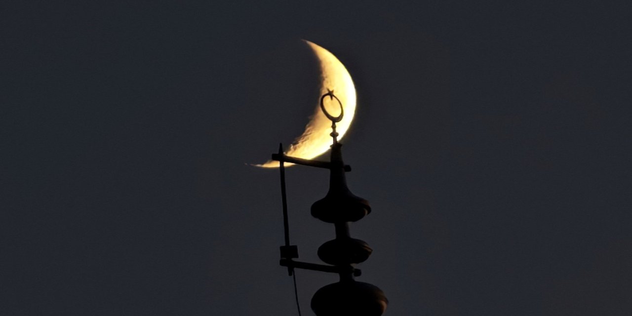 Bitlis’te gökyüzündeki hilal ile minaredeki hilal aynı karede