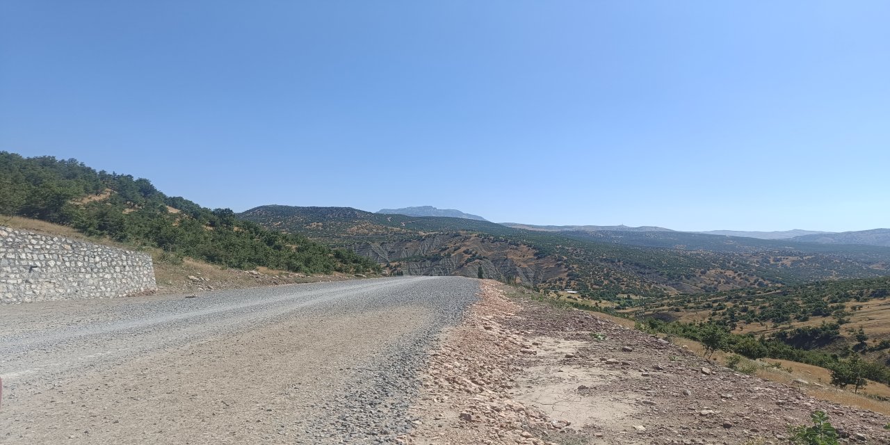 Şırnaklı Vatandaşlardan Yol Tepkisi: "Sınırı Geçince Yol Düzeliyor, Şırnak'ta Neden Aynı Hizmet Yok?"