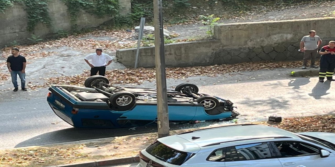 Ağaca çarpan otomobil ters döndü