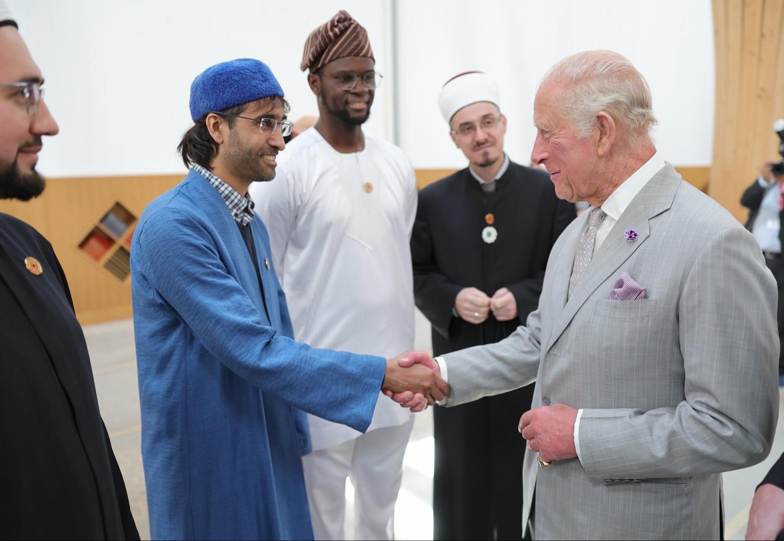 Kral III. Charles, Cambridge’de Avrupa’nın ilk ekolojik tasarımlı camisini ziyaret etti
