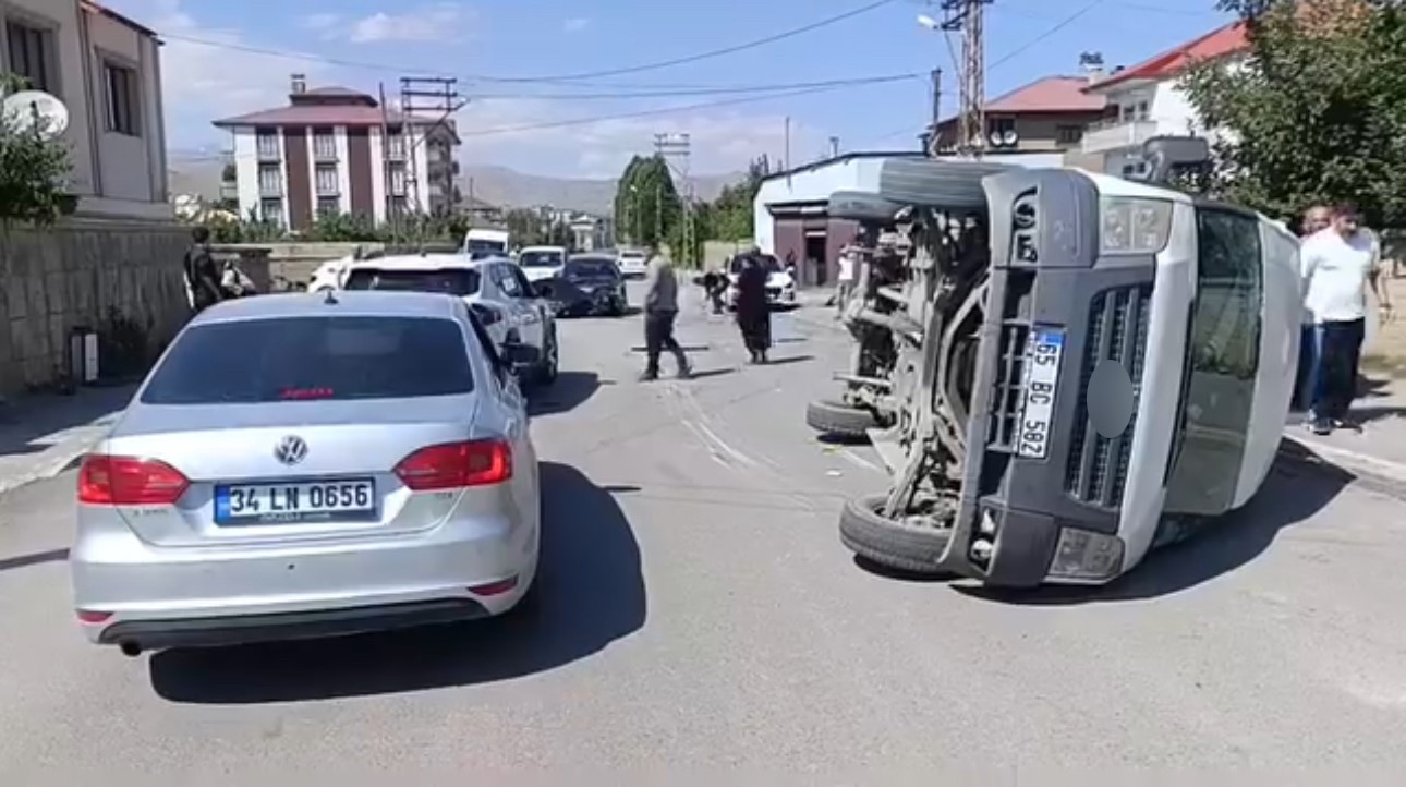 Yüksekova'da trafik kazası: 3 yaralı