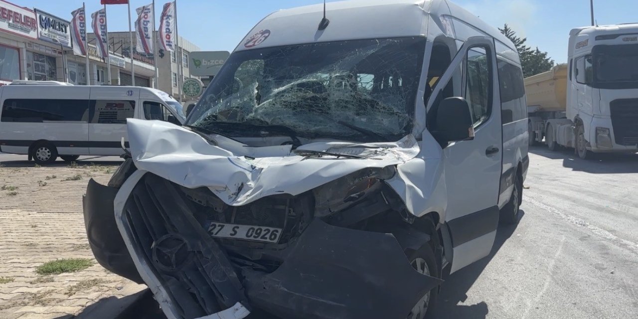 İşçi servisi tıra arkadan çarptı: 11 yaralı