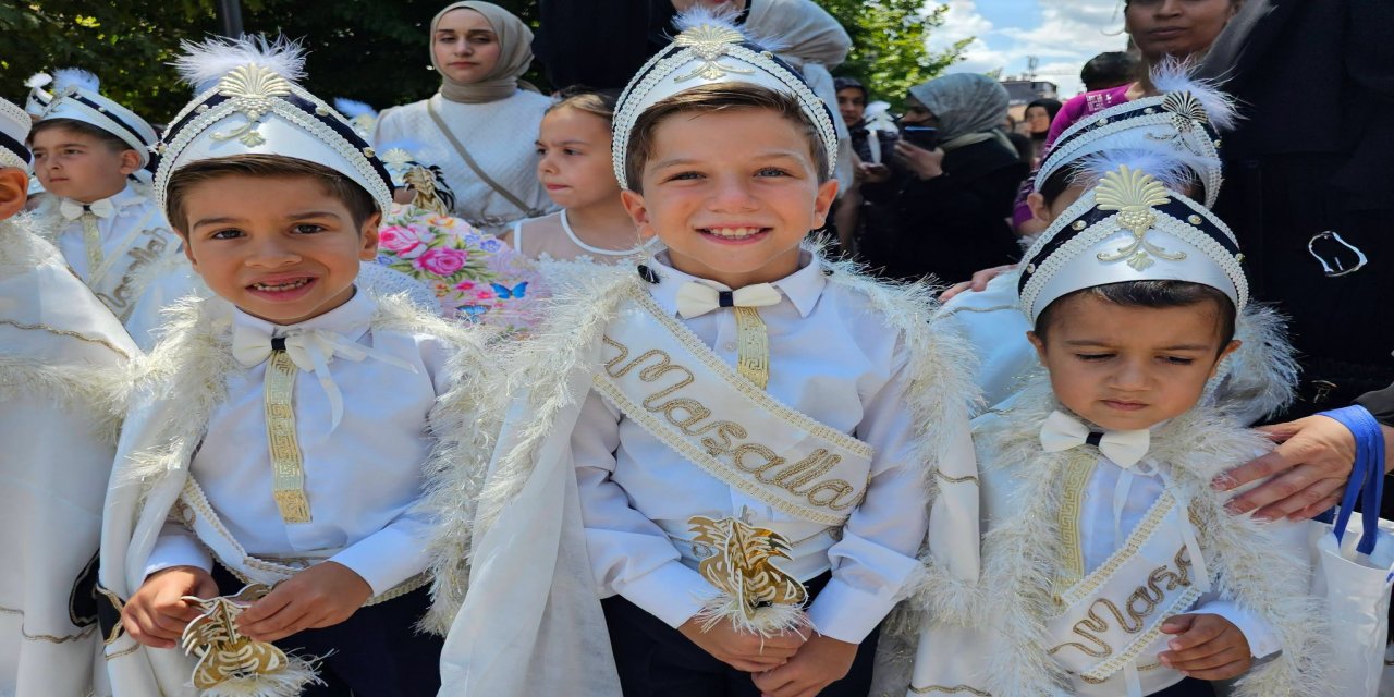 Geleneksel şölende 104 çocuk erkekliğe ilk adımını attı
