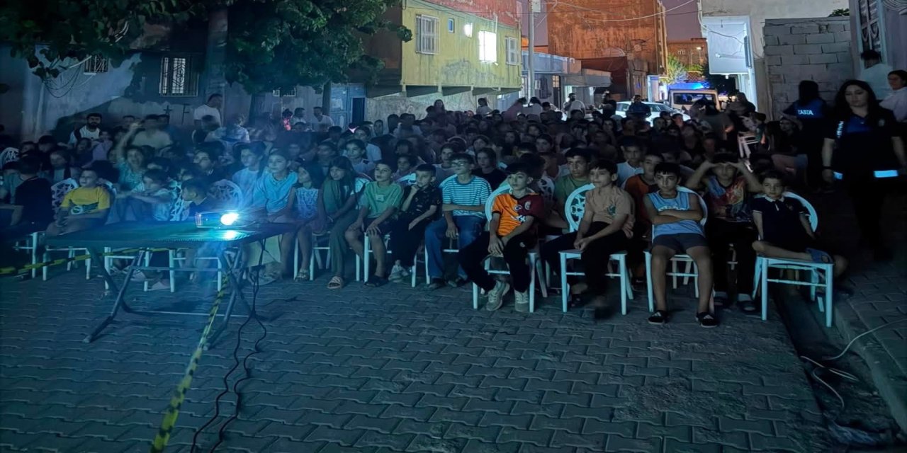 Silopi'de Yaz Akşamı Sürprizi: Çocuklar Açık Havada Sinema Keyfiyle Coştu!