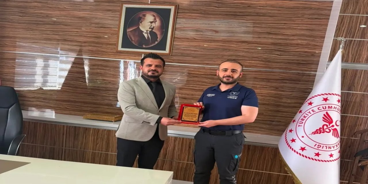 Şırnak'ta Başhekim Ülker'e Plaket Takdim Edildi