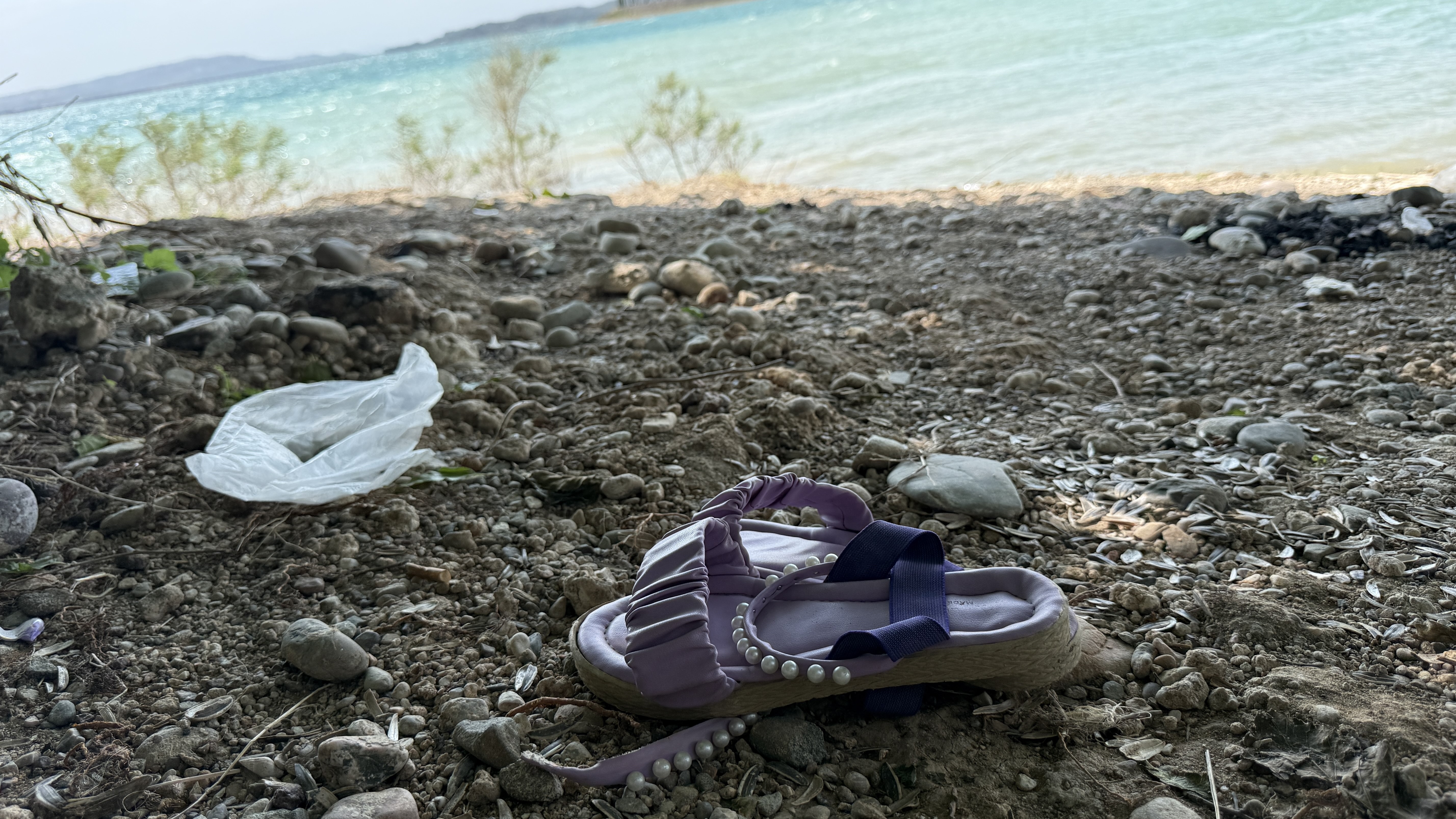 Çocuğunun terliğini almak için suya girdi, boğulup hayatını kaybetti