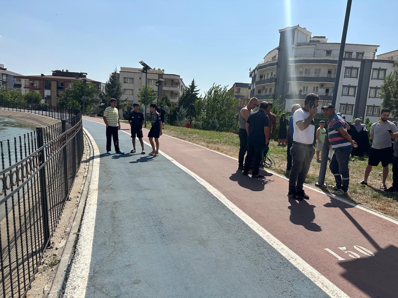 Selfie çekmek isterken su kanalına düştü, ölümden vatandaşlar kurtardı