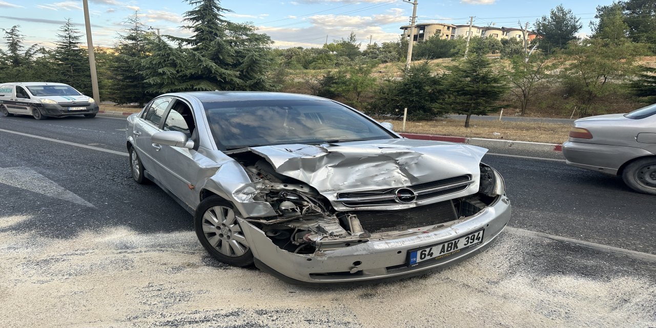 Uşak'ta otomobil tıra arkadan çarptı: 4 yaralı