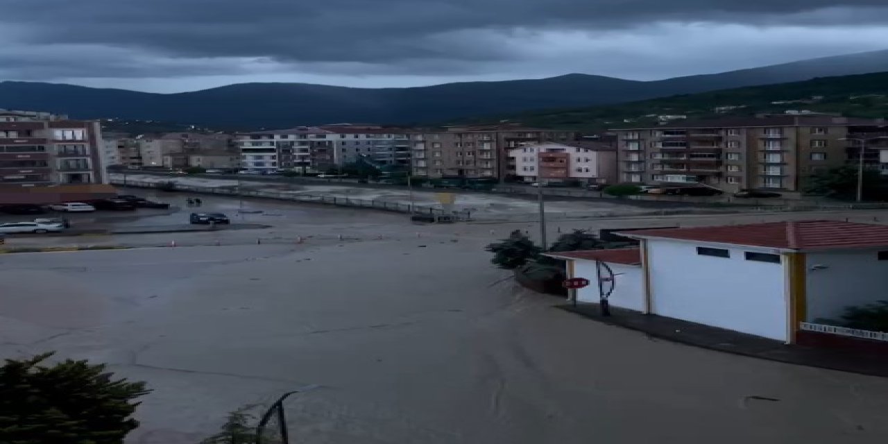 Kastamonu’da selin geliş anı cep telefonu kamerasına yansıdı