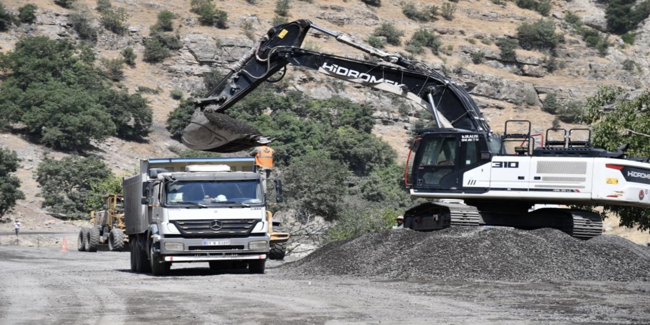 Şırnak'ta Sarp Araziler Aşılıyor, Yol Genişliği 11 Metreye Çıkıyor