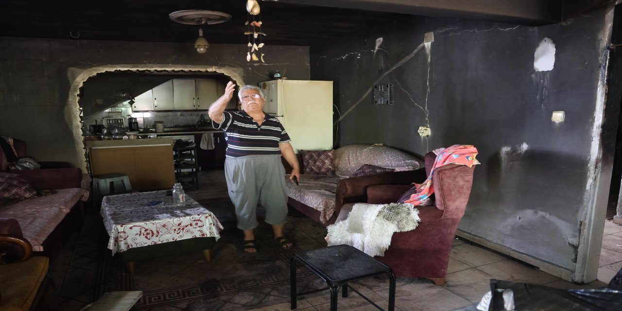 Yaşlı çiftin alevlere teslim olan 40 yıllık evlerinden geriye camı renklendiren çiçekleri kaldı