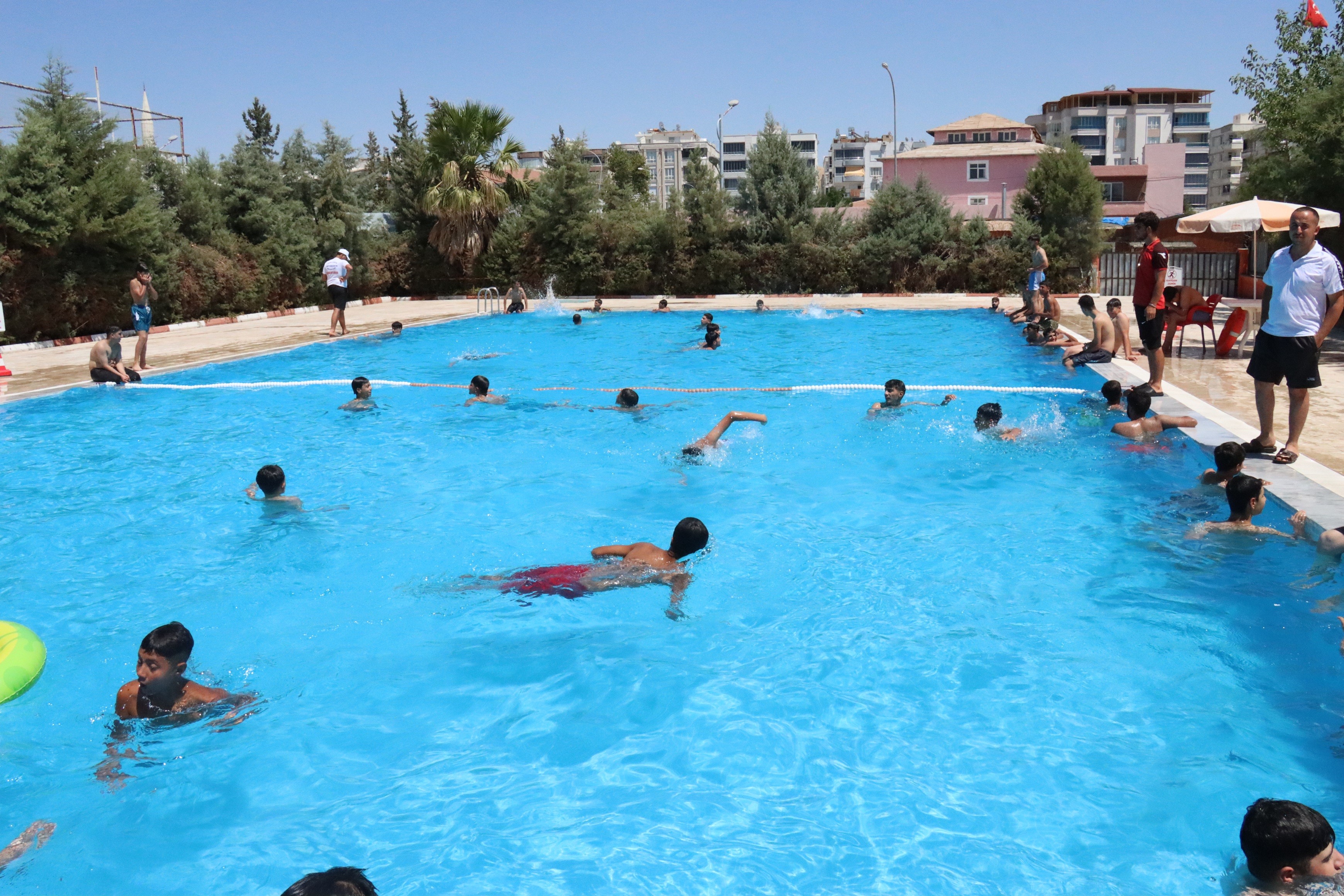 Sıcak havada havuzlar dolup taşıyor