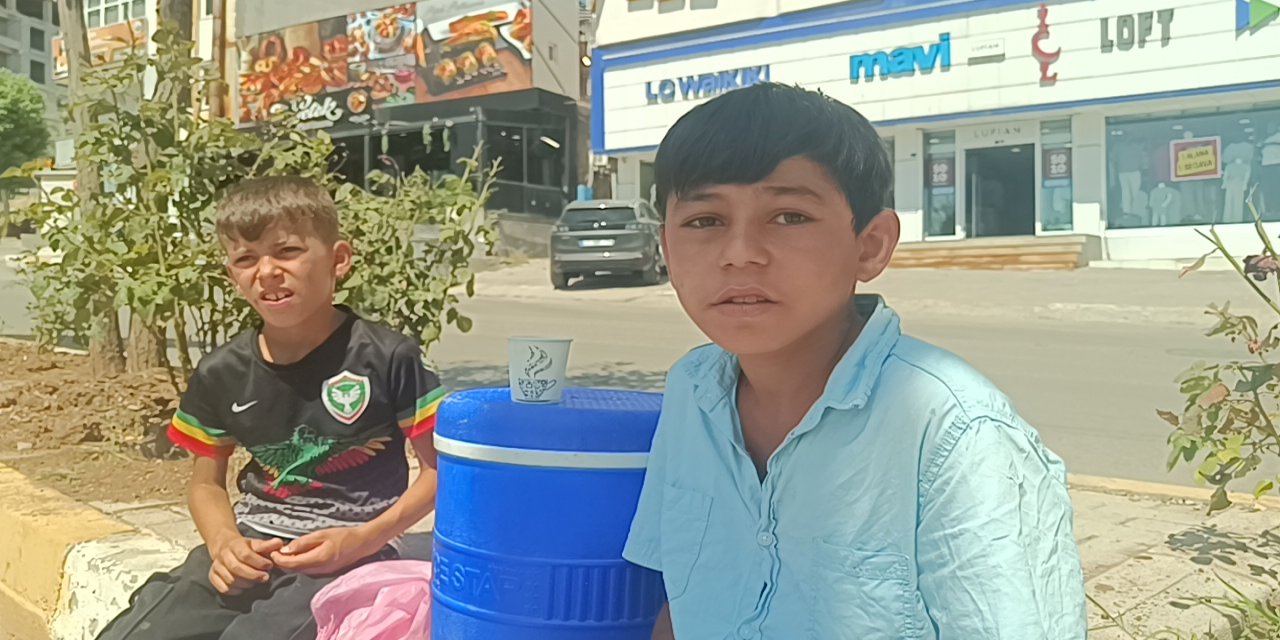 Şırnak’ta Çocukların Yaz Tatili: Oyun Yerine Güneş Altında Limonata Satıyorlar