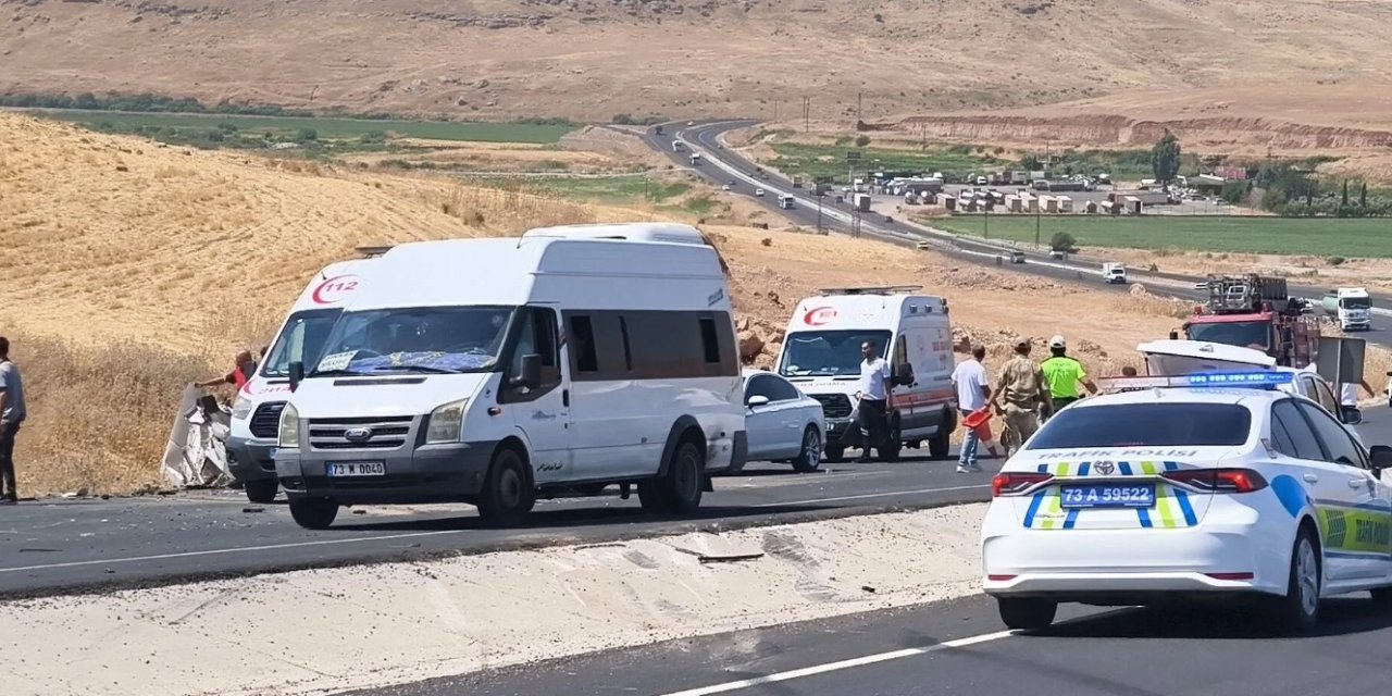 Cizre-Silopi Yolunda Korkutan Kaza: 5 Kişi Yaralandı